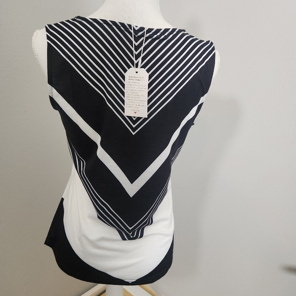 Blue and White Scoop Neck Sleeveless Tank Top - NWT - Picture 7 of 9